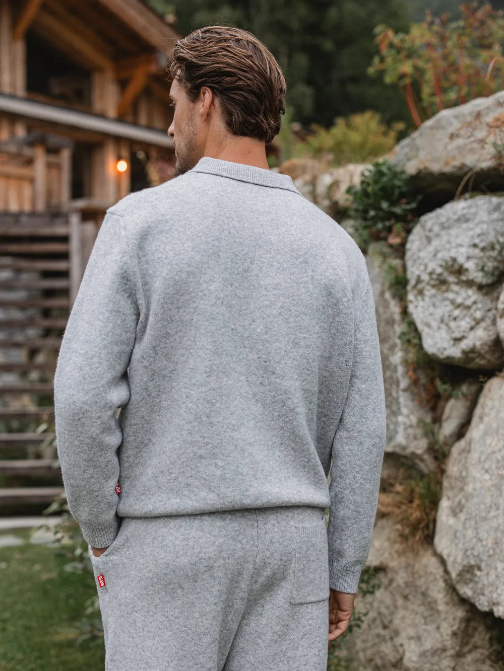 Graues Strick-Polo mit Taschen