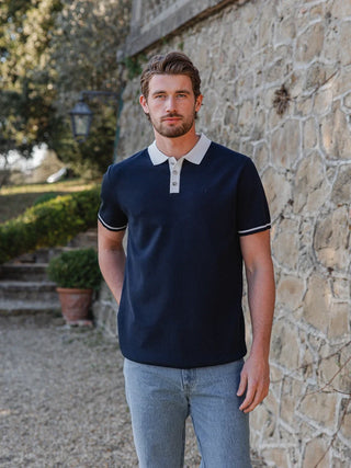 Marineblaues Strickkragen-Polo
