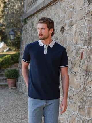 Marineblaues Strickkragen-Polo