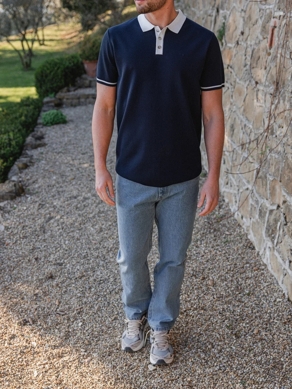 Marineblaues Strickkragen-Polo