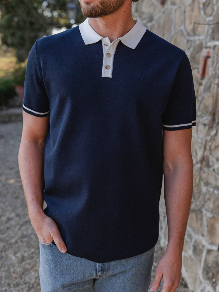 Marineblaues Strickkragen-Polo
