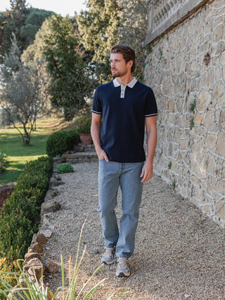Marineblaues Strickkragen-Polo