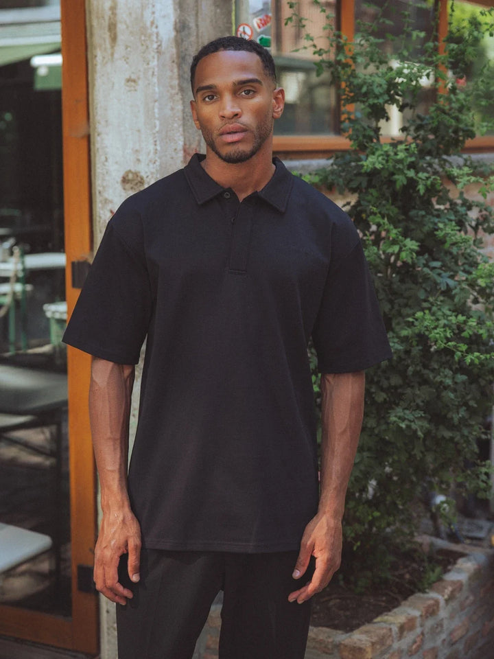 Schwarzes Sechzehn Oversized Polo