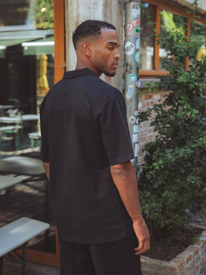 Schwarzes Sechzehn Oversized Polo