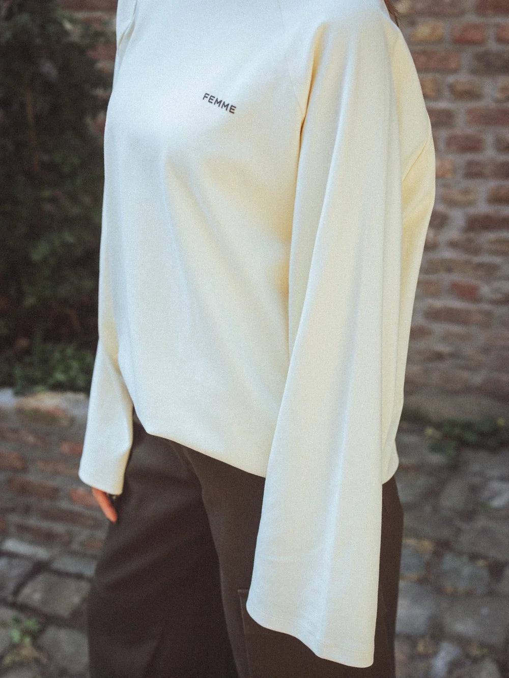 Buttergelbes Raglan-Langarm-T-Shirt
